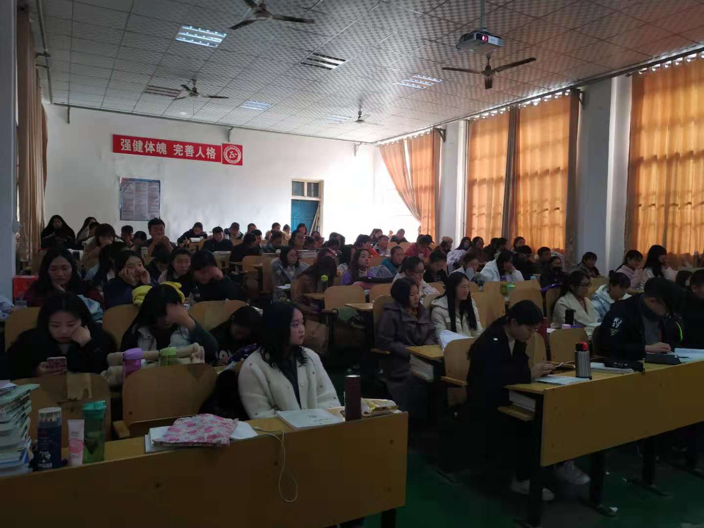 5bffe932dc289.jpg