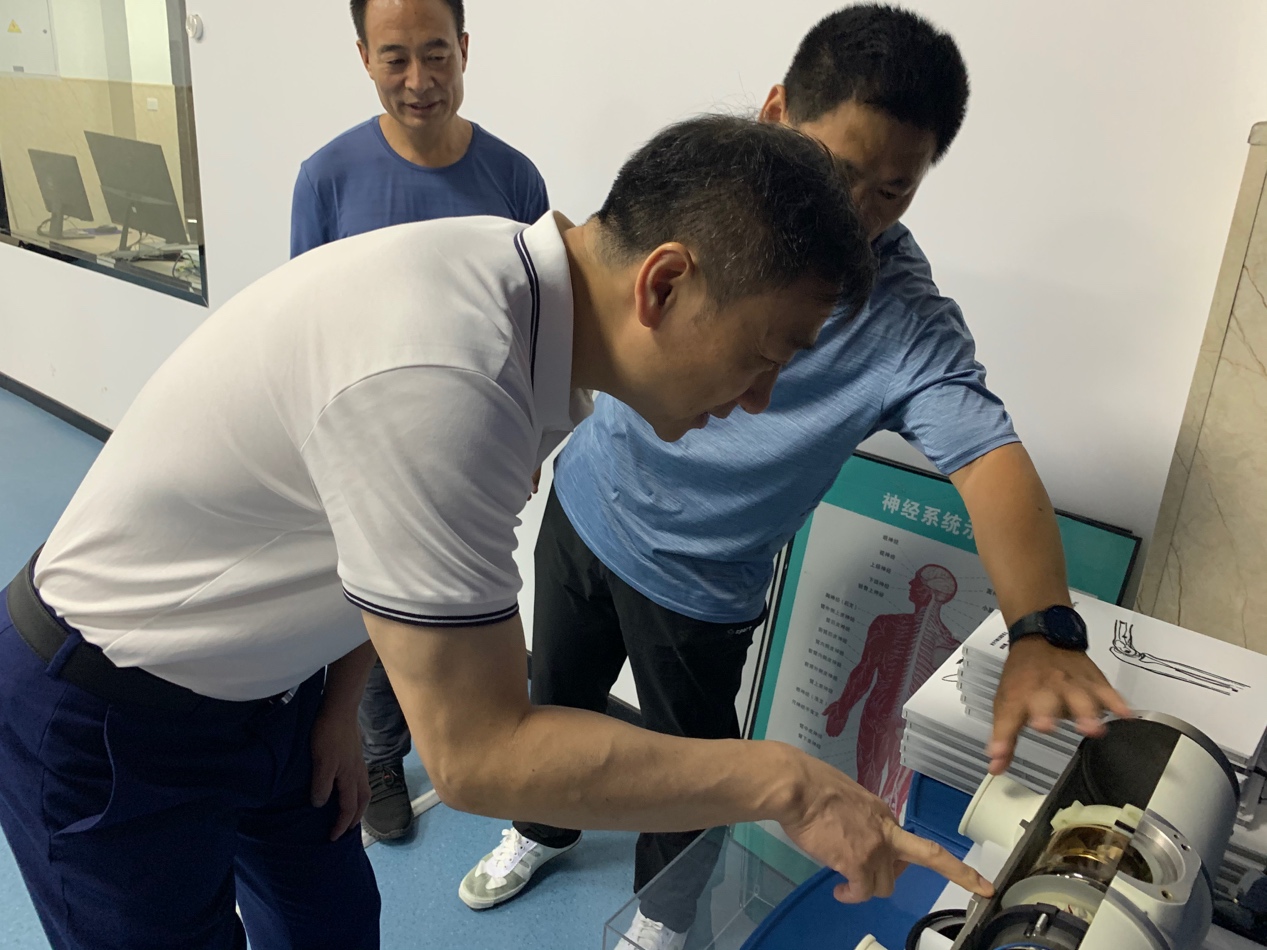 图片包含 人, 男人, 室内, 看着描述已自动生成