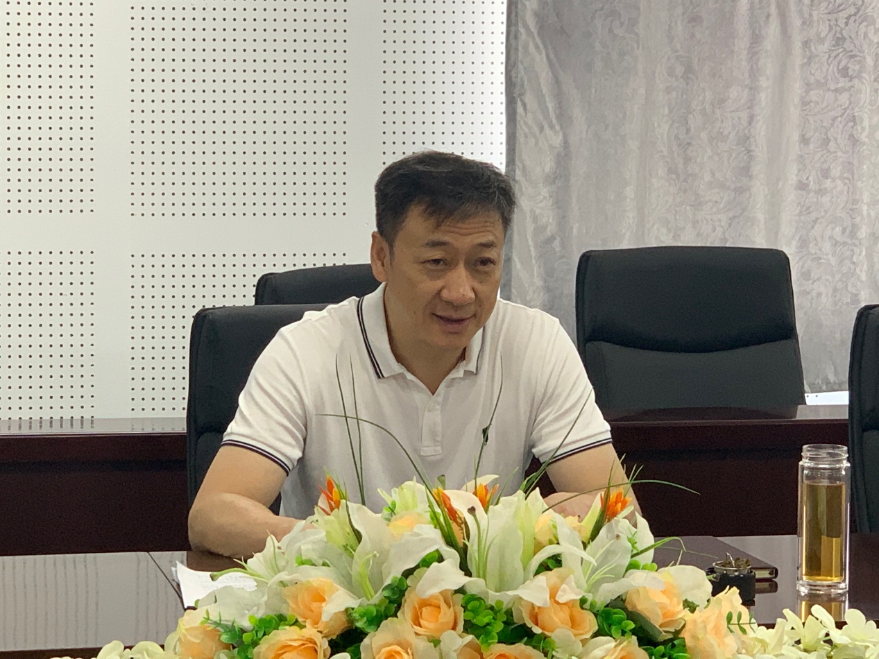 桌子上有一些食物和饮料的人描述已自动生成